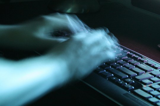 Des doigts tapent un clavier (Photo: Derek Bruff/ Août 2011/ Flickr-CC)