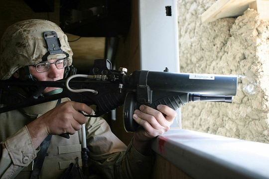 De FN303 wordt gebruikt door het Amerikaanse leger in Afghanistan, maar is volgens de Europese regels een 'martelwerktuig'. (foto: Wikipedia)