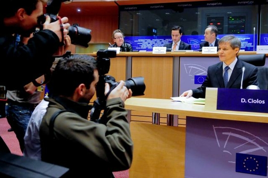 Fotografen nemen Dacian Cioloş in het vizier (© Europese Unie)