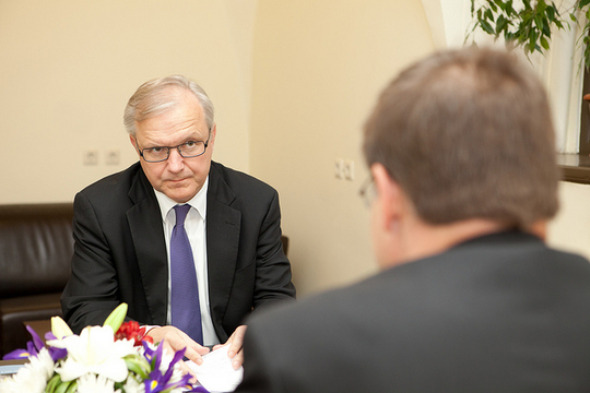 Eurocommissaris Olli Rehn verdedigt al jarenlang de begrotingsmaatregelen van de Commissie. (Foto: Valsts kanceleja)