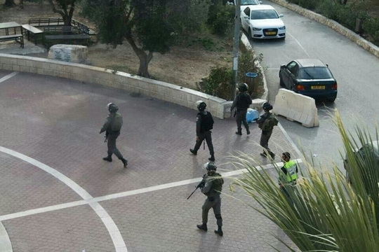 Israëlische agenten komen de Al-Quds Universiteit binnen. (Foto: Al-Quds Universiteit)