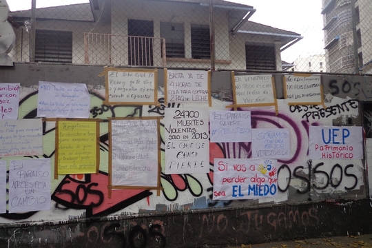 Slogans bij de protesten in Venezuela (Foto: Wies Ubags)