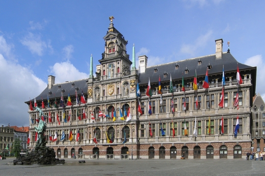 Het Antwerps stadhuis (Foto Wikipedia)