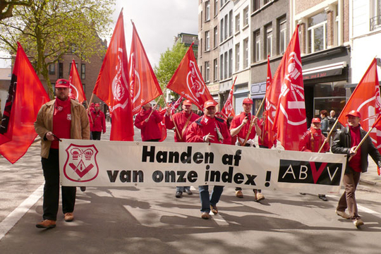 Een hevige reactie van de vakbonden op een asociaal beleid, baart de centrum-rechtse partijen zorgen. (Foto Indymedia-cc)