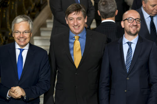 Jan Jambon omringd door MR-boegbeelden Didier Reynders en Charles Michel. Hoe lang wil MR de partij zijn die Jambon de hand boven het hoofd houdt? (Foto Danny Gys - Reporters)