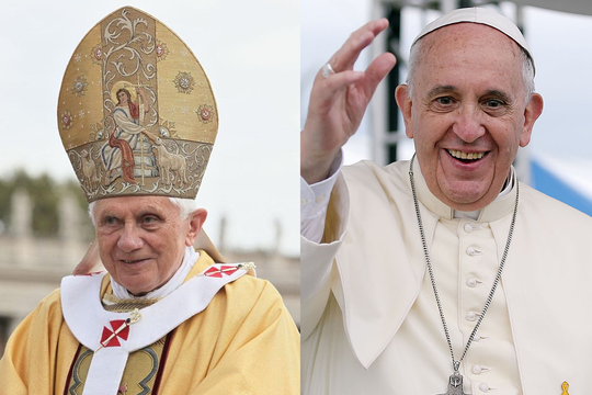 Links emeritus paus Benedictus XVI, rechts paus Franciscus. Binnenkort paus en antipaus? (Foto Wikipedia)