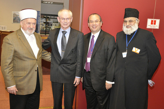 Ontmoeting tussen Europese Joodse en Islamitische leiders. Van links naar rechts: Mufti Mustafa Ceric, Herman Van Rompuy, Rabbi Marc Schneier en Imam Dr. Abdujalil Sajid (Foto Wikipedia)