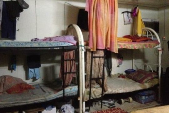 Arbeiders worden letterlijk tot slaaf gemaakt en hokken samen in veel te kleine oververhitte ruimtes (Foto Amnesty International)