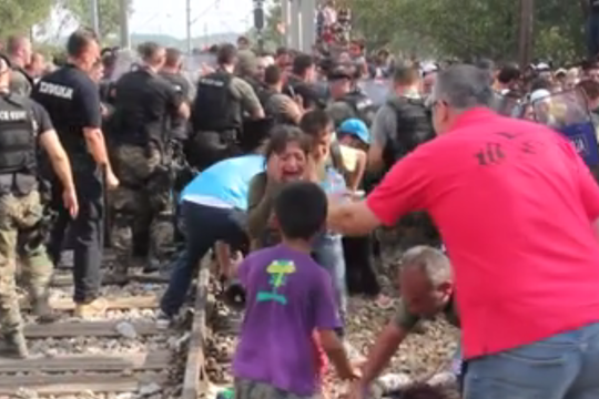 Vluchtelingen aan de grens tussen Macedonië en Griekenland, 21 augustus 2015 (Screenshot Youtube)