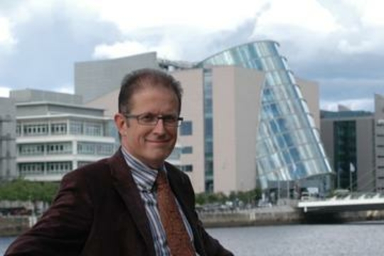 Jurgen Tack voor het congresgebouw in Dublin, 13 juli 2012 (Foto: onbekend)