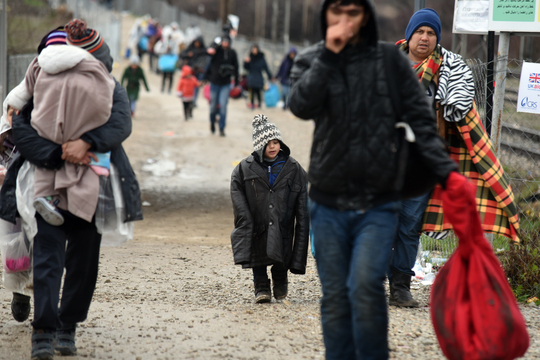 Afghaanse vluchtelingen op weg in Macedonië nadat ze teruggestuurd werden aan de grens met Servië (Foto: Unicef, 2015)