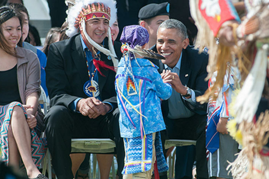 President Obama (rechts naast David Archambauld II) tijdens een bezoek aan het Standing Rock Reservaat in 2014. (Foto: White House)
