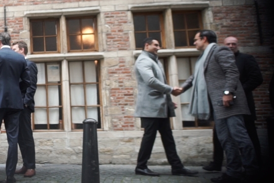 Advocaat Omar Souidi arriveert aan 't Fornuis voor het feestje van vastgoedlobbyist Erik Van der Paal (Foto: SA)