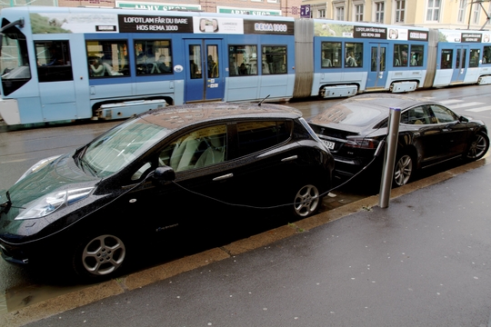 Tesla_Model_S_and_Nissan_LEAF_charging_in_Oslo