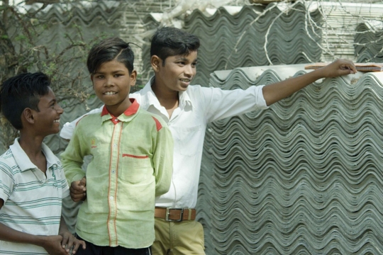 ademloos-still-indian-village-kymore-kids-with-asbestos-roofing-sheets