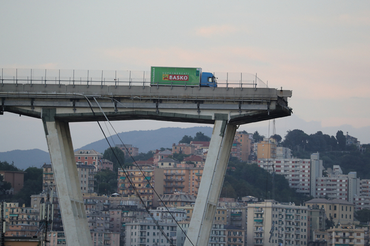 Het ingestorte viaduct Morandi in Genua (Foto: (c) Valery Hache / Belga/AFP)