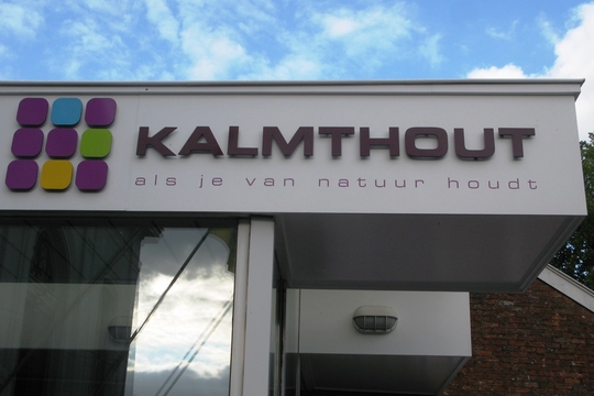 “Kalmthout, als je van natuur houdt”, de slogan van de gemeente die ook bovenaan de ingang van de gemeentelijke administratie staat (Foto © RV).