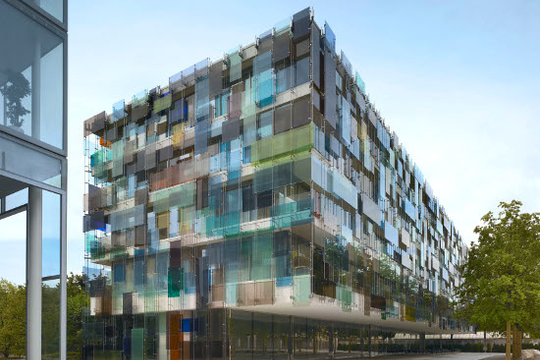 Nieuwe stadsdelen: Forum 3 van Diener & Diener in Basel, Zwitserland, maakt onderdeel van een ambitieus uitbreidingsproject. Het gebouw heeft een complexe, kleurrijke gevel en markeert de ingang van de campus Novartis. De kleurige panelen geven het gebouw een kameleontouch. (Foto Christian Richters)