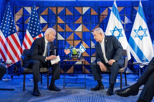 President van de Verenigde Staten Joe Biden spreekt met Israëlisch premier Benjamin Netanyahu op 18 oktober 2023.