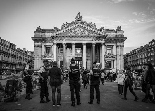 Politie aan de Brusselse beurs. Foto (c) Robby McCullough (Unsplash)