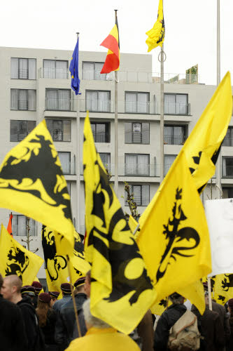 Vlaanderen boven! voor deze Vlaamsgezinde betogers. (Foto Jan Van de Vel - Reporters)