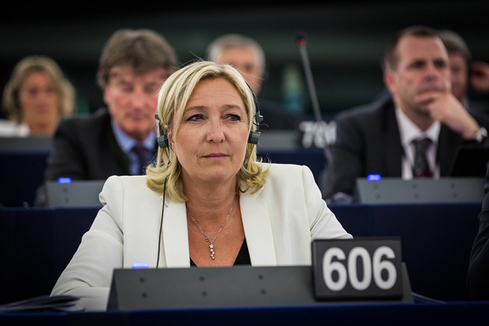 Marine_Le_Pen_Parlement_européen_Strasbourg_1er_juillet_2014