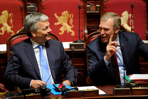 Financiënminister Didier Reynders en premier Yves Leterme in een plenaire vergadering van de Senaat. De regering in lopende zaken neemt steeds meer echte beslissingen, vindt prof Matthijs. (Foto Danny Gys - Reporters)