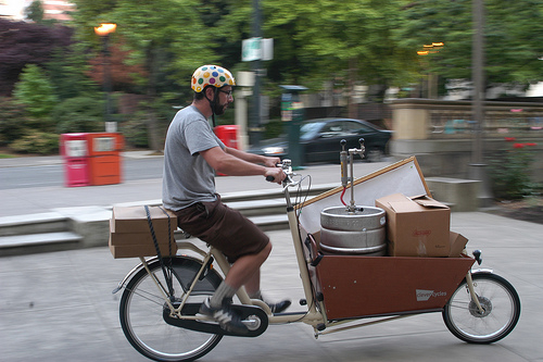 Een beeld uit dé Amerikaanse fietsstad: Portland. Een bakfiets met aan boord een tapinstallatie. (Foto Lily Monster)