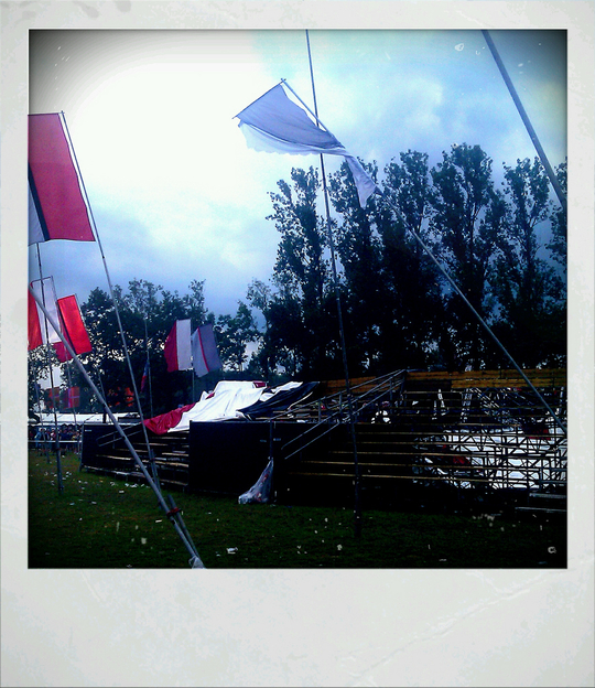 De ingestorte Chateau-tent na de doortocht van de storm op Pukkelpop 2011 (Foto Appelogen.be)