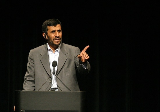 De Iraanse president Ahmedinejad… maar hoe spreek je zijn naam correct uit? (foto: Daniella Zalcman)
