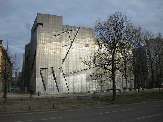Het Joods museum van architect Daniel Libeskind in Berlijn: combinatie van kunst en techniek (Foto Goodnight London)