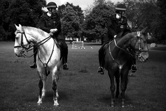 Politie te paard (Foto Julia M. Free)