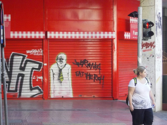Un tag sur le store d'un magasin du quartier de Monastiraki, Athènes. (Photo: Pierre Jassogne, août 2012)