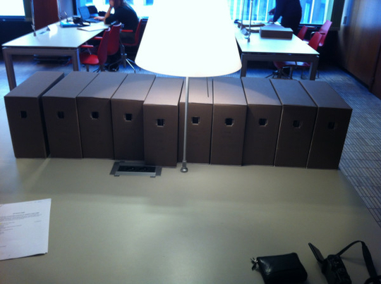 Des boîtes contenant des documents aux Archives de l'Etat, Bruxelles. (Photo: Damien Spleeters, 2012)
