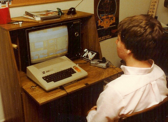 Un homme devant un ordinateur du type "Atari 800" (Photo: Ron Reiring/ Octobre 1985/ Flickr-CC)