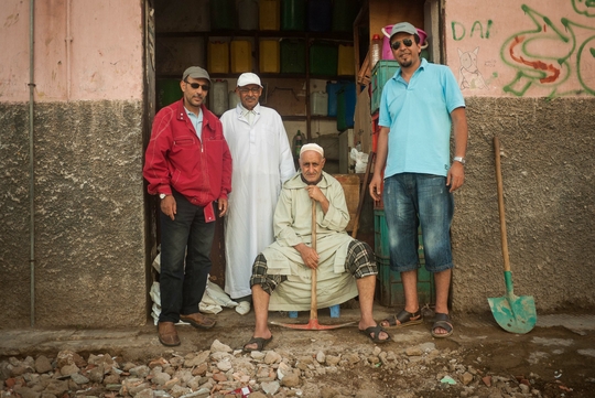 Quatre hommes dans l'embrasure d'une porte, Derb Marrakech. (Photo: Benoît Theunissen, 2012)
