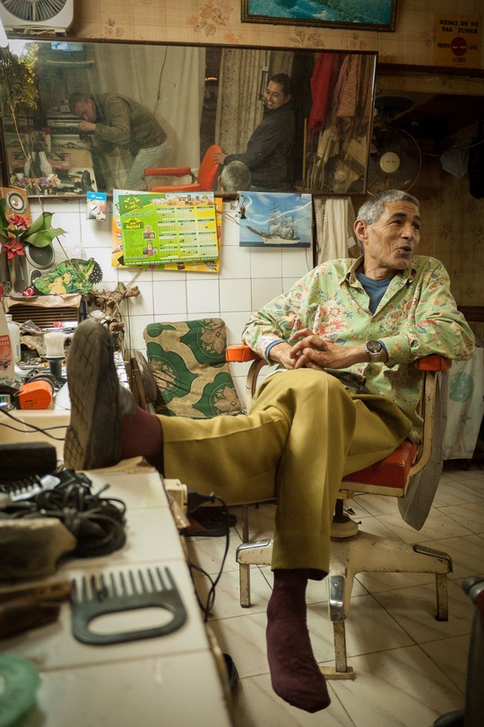 Abdellatif discute dans son salon de coiffure, Derb Marrakech. (Photp: Benoît Theunissen, 2012)