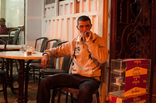 Aziz assis dans un café, Derb Marrakech. (Foto: Benoît Theunissen, 2012)