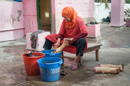 Une femme nettoie des pattes de boeuf, Derb Marrakech. (Photo: Benoît Theunissen, 2012)