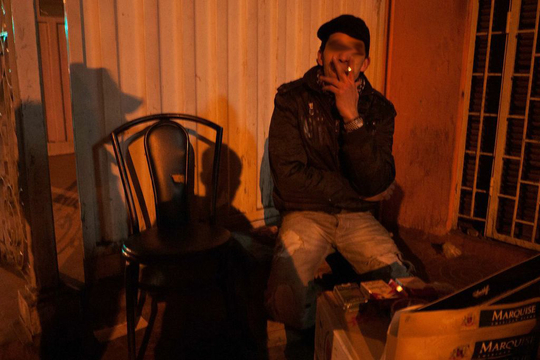 Een jongeman rookt hasj, Derb Marrakech. (Foto: Benoît Theunissen, 2012)