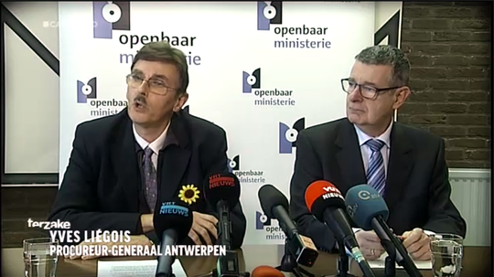 Le procureur Yves Liégeois (à gauche) lors de sa conférence de presse, le mardi 26 février 2013. (Photo: Capture d'écran du reportage de Canvas consacré à l'évènement, 26/02/2013)