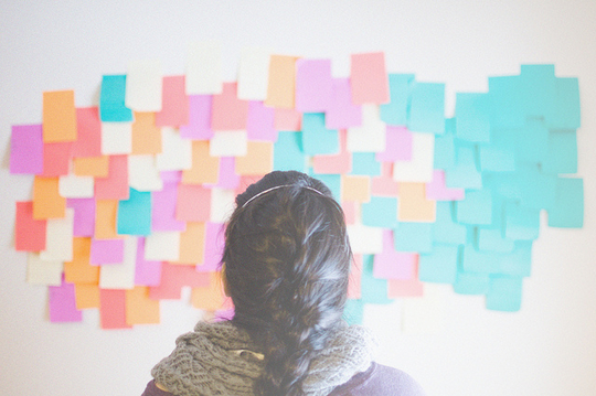 Une femme choisit d'utiliser différentes couleurs de 'Post it' (Photo: sharmili r/ Février 2011/ Flickr-CC)