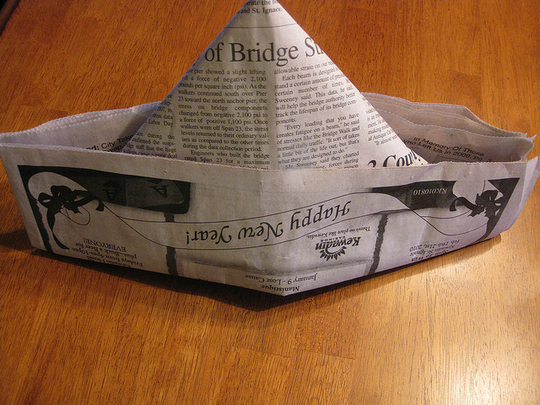 Un chapeau en papier journal (Photo: Kate Ter Haar/ Janvier 2010/ Flickr-CC)