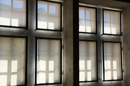 Une série de fenêtres voilées (Photo: Michèle/ Juillet 2011/ Flickr-CC)