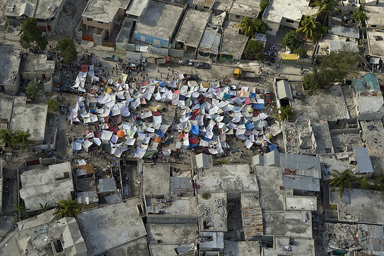 Un village de tentes au milieu de ruines causées par le tremblement de terre, Haïti (Photo: United Nations Development Programme/ Janvier 2010/ Flickr-CC)