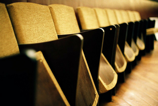 Une rangée de sièges de cinéma (Photo: Humberto Marum/ Mai 2006/ Flickr-CC)