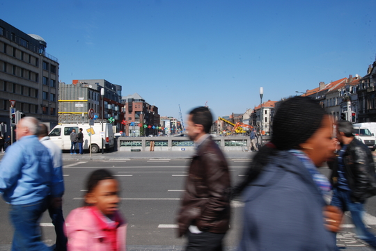 Des gens traversent le pont entre la rue Antoine Dansaert et la Chaussée de Gand, Bruxelles (Photo: Solange De Mesmaeker/ Mars 2013)