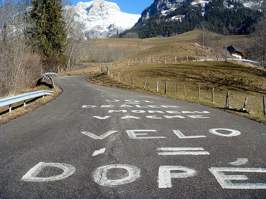 Des écritures sur la route du col de la Forclaz, Suisse (Photo: will_cyclist/ Janvier 2008/ Flickr-CC)