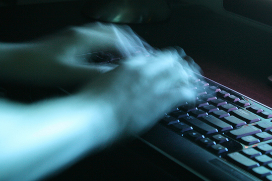 Des doigts tapent un clavier (Photo: Derek Bruff/ Août 2011/ Flickr-CC)