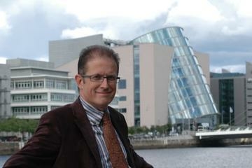Jurgen Tack voor het congresgebouw in Dublin, 13 juli 2012 (Foto: onbekend)